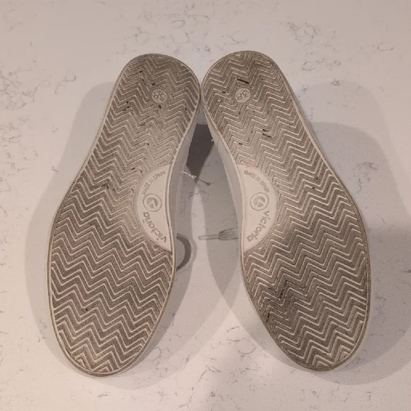 Veja Women's White and Pink Accent Sneakers - Picture 2 of 8